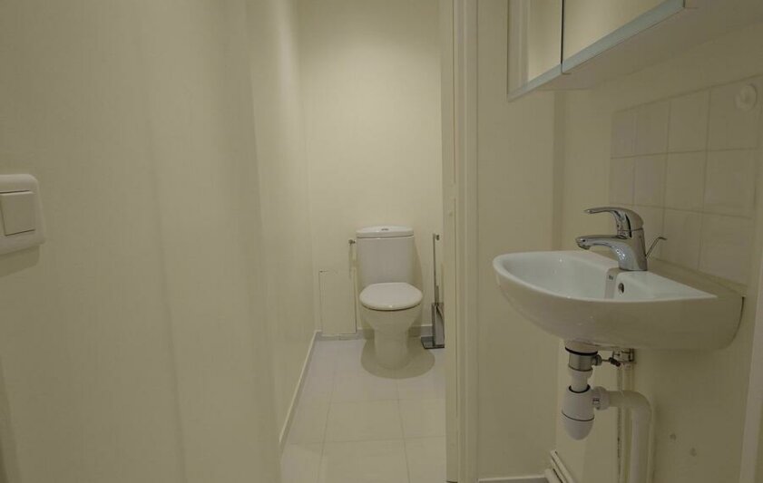 toilettes et sas lave mains